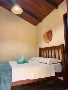 two twin beds in a bedroom with a ceiling at Pousada Cajuzinho do Cerrado in Cavalcante
