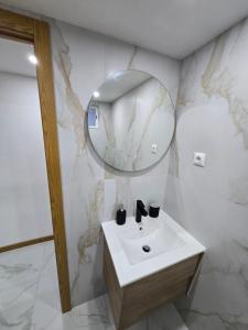 a bathroom with a sink and a mirror at Boeing AL Q1 in Moreira