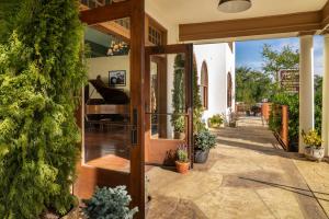 an open door to a house with a garden at Winnedumah Hotel in Independence