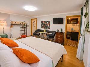 a bedroom with two beds and a living room at Erholungskellerchen nahe Therme, See & Klinik in Bad Lippspringe