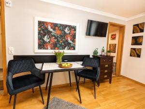 a dining room with a table and two chairs at Erholungskellerchen nahe Therme, See & Klinik in Bad Lippspringe