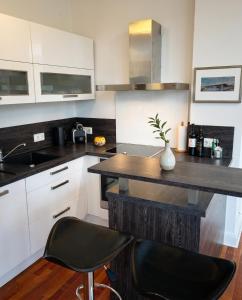 a kitchen with a table and two chairs in it at Kapitänsapartment in der VILLA KAETHE am Kurpark - moderne & stilvolle 65qm Ferienwohnung nahe Strand in Warnemünde