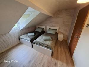 a small bedroom with a bed in a attic at Hanna house in Belfast +1 photo