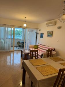 a living room with a table and chairs and a couch at 2 bed Comfy Gem: Functional, Ideal Location, Steps to the Beach in Blace +24 photos