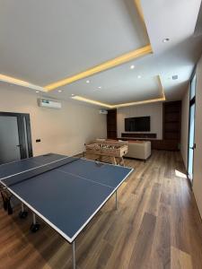 a large room with a ping pong table in it at Luxueux T2 à Ain Zaghouen in El Aouina