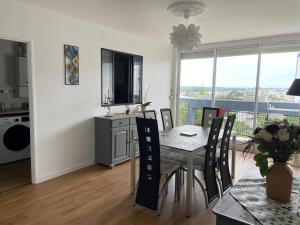 a kitchen and dining room with a table and chairs at appartement mérignac avec parking in Mérignac