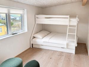 a room with two bunk beds and a window at Hvanngarðs Smáttan by Stóra in Dalur