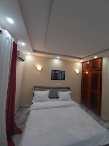 a bedroom with a large bed in a room at Lita résidence in Yaoundé