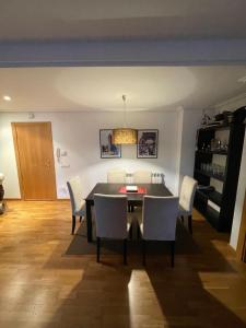 a dining room with a table and chairs at Apartamento Robledal de Cirueña in Cirueña