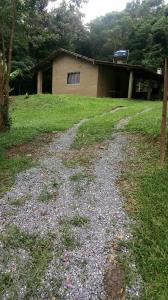 a dirt road in front of a house at Chácara chalé in Juquitiba