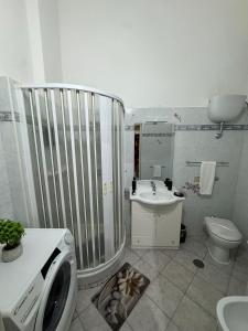 a bathroom with a washing machine and a sink at La Dimora di Zia Rosa in Crotone