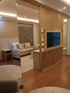 a living room with a couch and a television at Hotel Quartzo in Cristalina