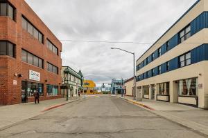 an empty street in a city with buildings at Spacious King Historic Art Deco Studio in Anchorage