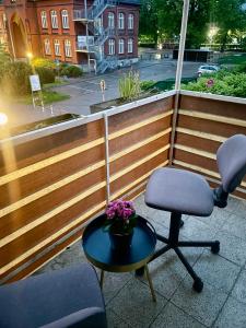 two chairs and a table with flowers on a balcony at Smart in Bad Pyrmont