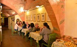 a group of women sitting at tables in a restaurant at B&B La Casa dei Tintori in Florence
