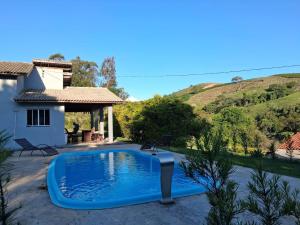 a swimming pool in the yard of a house at Chácara bela vista in Socorro