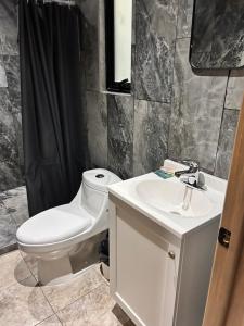 a bathroom with a toilet and a sink at Meraki Cabañas & Glamping By GEstores in Mineral del Chico +114 photos