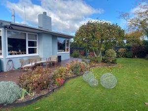 a backyard with a table and chairs in the yard at Right Side in Greytown
