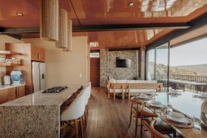 eine Küche und ein Wohnzimmer mit Tisch und Stühlen in der Unterkunft Casa Tu-Ya in Bernalejo