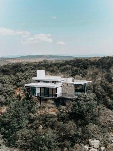 ein Haus auf einem Hügel mit Bäumen in der Unterkunft Casa Tu-Ya in Bernalejo + 12 Fotos