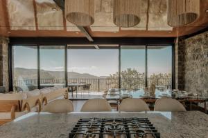 eine Küche mit Blick auf ein Wohnzimmer in der Unterkunft Casa Tu-Ya in Bernalejo