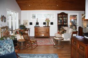 a living room with chairs and a table at 2 Moon Cottage in Niagara-on-the-Lake