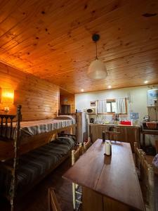 a room with a bench and a table in a cabin at Cabañas Iremía in Uribelarrea