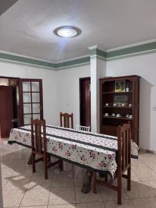 a living room with a table with a cloth on it at Quarto suíte privativo em campinas para 4 pessoas in Campinas