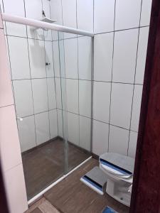 a bathroom with a shower and a toilet at Quarto suíte privativo em campinas para 4 pessoas in Campinas