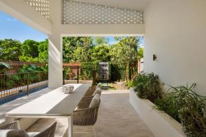 an outdoor patio with a table and chairs at Villa Alcorn in Suffolk Park