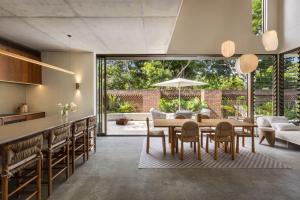 an open kitchen and dining room with a table and chairs at Villa Alcorn in Suffolk Park