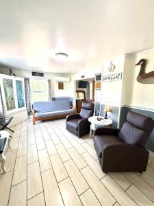 a living room with two couches and a couch at Foster Lake Inn in Sweet Home