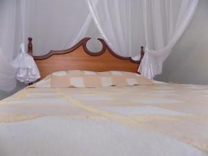 Tempat tidur dalam kamar di Lubowa Cottages