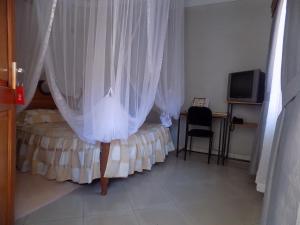 En eller flere senge i et værelse på Lubowa Cottages