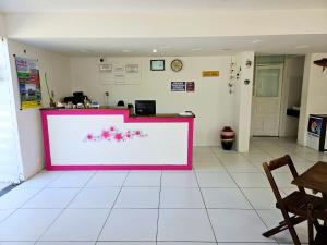 a large pink counter in a room with a table at Pousada Sol Nascente in Guaibim