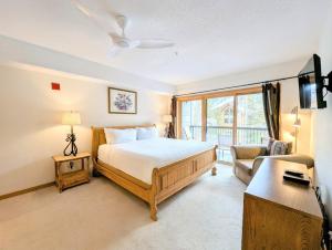 a bedroom with a bed and a couch and a tv at Gateway Lodge 5030 by SummitCove Lodging in Colorado in Keystone