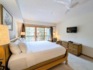 a bedroom with a large bed and a television at Gateway Lodge 5030 by SummitCove Lodging in Colorado in Keystone +38 photos
