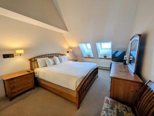 a bedroom with a large bed and a mirror at Pines 2129 by SummitCove Lodging in Colorado in Keystone