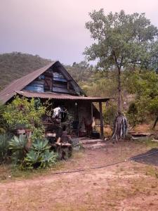 a small house in the middle of a field at Vila Druida Spa Caipira in São Thomé das Letras