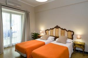 ジェノヴァにあるB&B I Portici Di Sottoripaのベッド2台 ホテルルーム 窓付