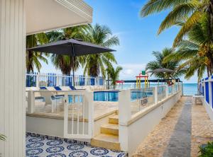 a view of the beach from the balcony of a resort at Hotel Playarena in Coveñas