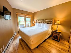 a bedroom with a large bed and a window at Tenderfoot Lodge 2613 by SummitCove Lodging in Colorado in Keystone +31 photos