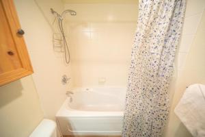 a bathroom with a tub and a toilet and a shower at Tenderfoot Lodge 2620 by SummitCove Lodging in Colorado in Keystone