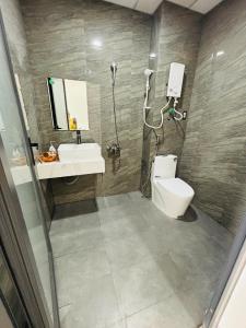 a bathroom with a shower and a toilet and a sink at Hotel QUỐC TUẤN in Ban Ay Dlă (2) +7 photos