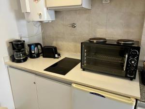 a microwave oven sitting on a counter in a kitchen at Rondine Federación in Federación