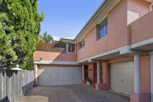 a house with two garage doors in a driveway at Applecross - Perfect For A Weekend Escape in North Avoca