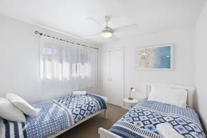 a bedroom with two beds and a ceiling fan at Applecross - Perfect For A Weekend Escape in North Avoca