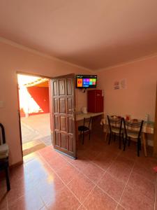 a living room with a table and chairs and a tv at Duna Blanca I in Fiambalá