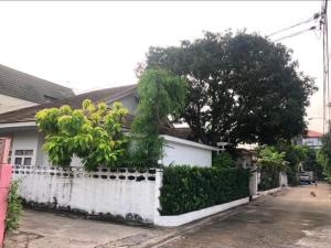 a white house with a white fence and a tree at Homestay Laksi in Lak Si