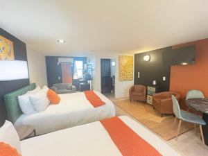 a hotel room with two beds and a living room at Riverwalk Park Inn in Chelan